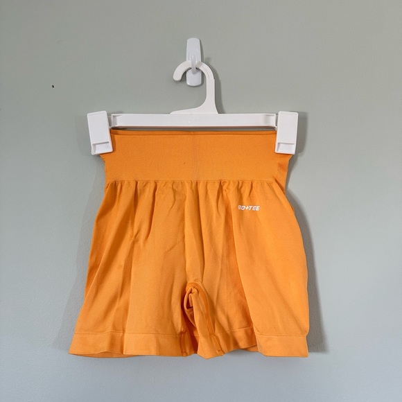 Bo+Tee Endurance Super Sculpt Mini Shorts in Light Orange - Picture 3 of 5